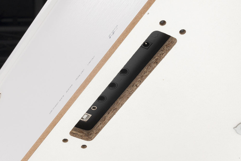 Panel vstupů u bílého digitálního piana Gewa DP 510.